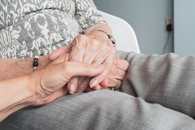 deux mains qui se tiennent, aide aux personnes âgées